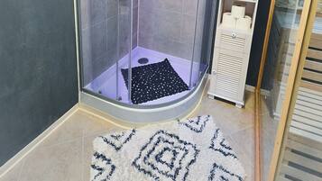 Regadera, amenidades de baño gratuitas, secadora de cabello, toallas