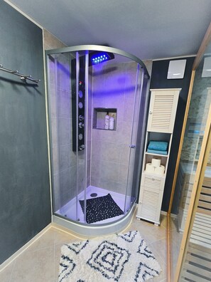Dusche, kostenlose Toilettenartikel, Haartrockner, Handtücher