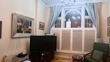 Room, 1 Bedroom, Smoking, Patio | Living room | Books