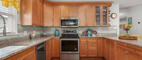 Refrigerador, microondas, horno y parrilla de estufa