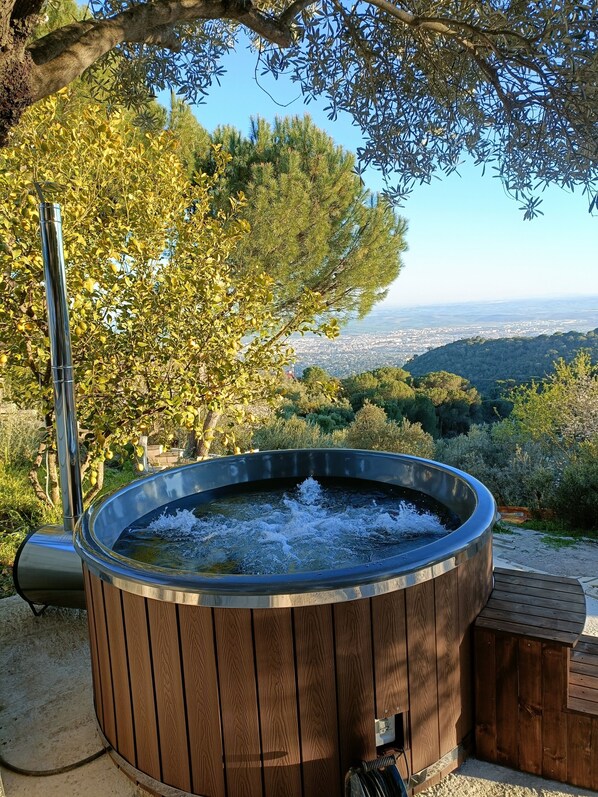 Outdoor spa tub - Rural house 'Sombrerocordobe' with private pool, jacuzzi, and air conditioning (Cordoba)