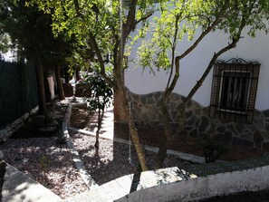 Property grounds - Rural House 'Sombrerocordobe' with Private Pool, Jacuzzi, and Air Conditioning (Cordoba)