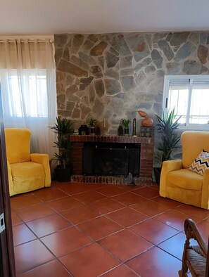 Televisie en een open haard