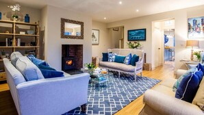 Ein Wohnzimmer mit Kamin, Sofas und einem Couchtisch.