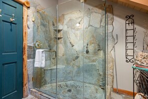 Shower, hair dryer, bidet, towels - Whispering Waters Retreat in Kings Beach (Kings Beach)