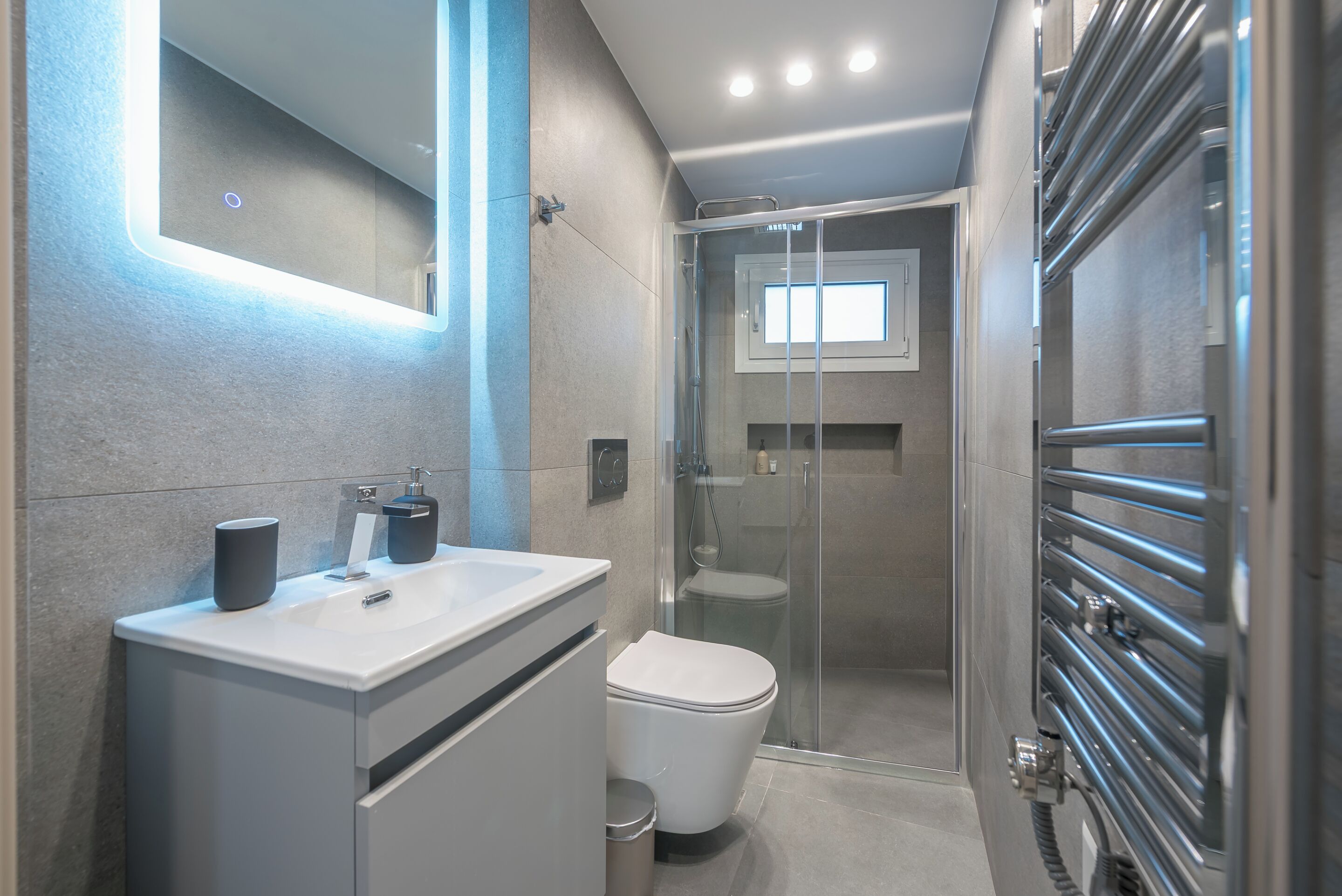 Athens Secluded Apartment A | Baño | Ducha, cabezal de ducha tipo lluvia, secador de pelo y toallas