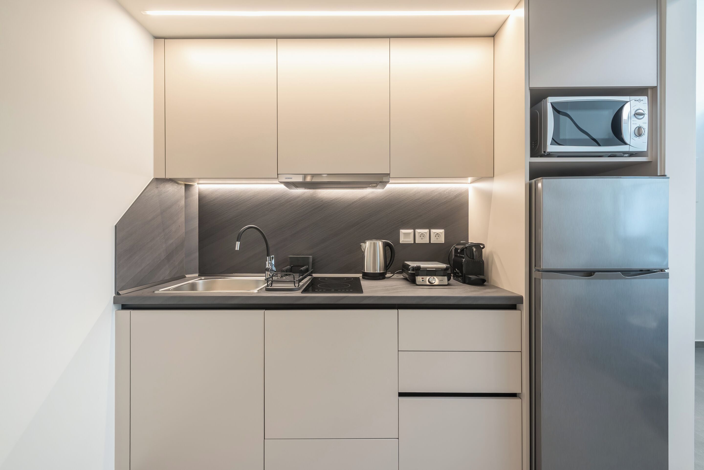 Athens Secluded Apartment A | Dapur peribadi | Peti sejuk/penyejuk beku saiz penuh, ketuhar gelombang mikro, ketuhar 