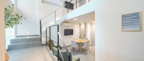 Athens Secluded Apartment A | Zona de estar | Smart TV de 43 pulgadas con canales por satélite, Netflix