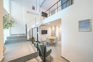 Athens Secluded Apartment A | リビング エリア | 43 インチのスマートテレビ (衛星放送視聴可)、Netflix、ストリーミングサービス