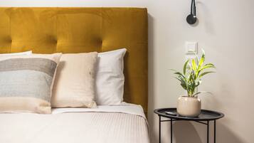 Athens Secluded Apartment B | Meja, kalis bunyi, seterika/papan seterika, katil bayi mudah alih