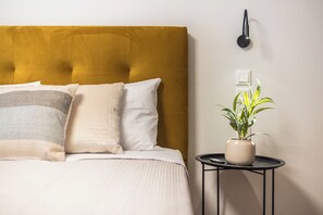 Athens Secluded Apartment B | Meja, kalis bunyi, seterika/papan seterika, katil bayi mudah alih