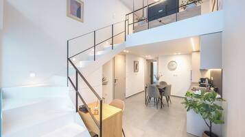 Athens Secluded Apartment B | Ruang tamu | 43 inci sebuah televisyen pintar dengan satelit, Netflix
