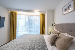 Desk, soundproofing, iron/ironing board, travel cot - Athens Secluded Apartments (Athens)