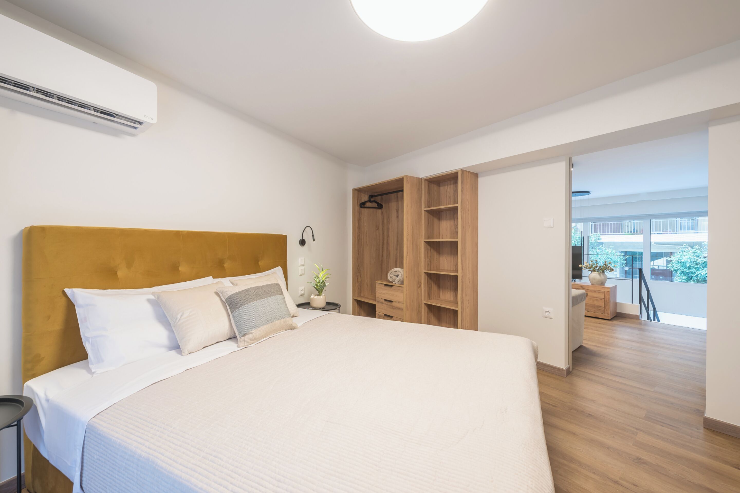 Athens Secluded Apartment B | Escritorio, sistema de insonorización, tabla de planchar con plancha