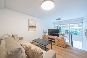 Athens Secluded Apartment B | リビングルーム | 43 インチのスマートテレビ (衛星放送視聴可)、Netflix、ストリーミングサービス