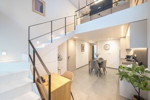 Athens Secluded Apartment B | منطقة المعيشة | تلفزيون ذكي بحجم 43-بوصة يعرض قنوات فضائية، برامج وأفلام نتفليكس