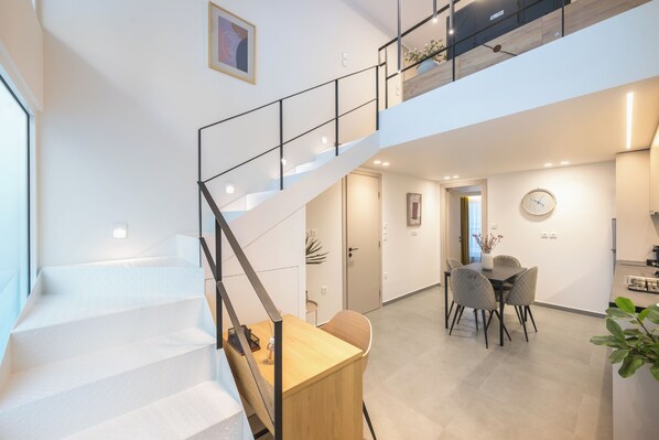 Athens Secluded Apartment B | Ruang tamu | 43 inci sebuah televisyen pintar dengan satelit, Netflix