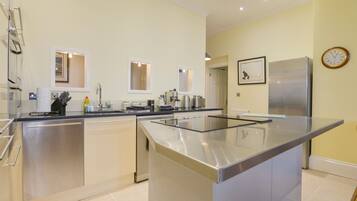 Een vaatwasser, kookgerei, borden en bestek