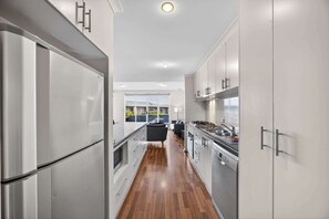 Fridge, microwave, oven, stovetop - Serene 2-Bed Apartment by the Canal (Halls Head)