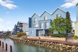 Exterior - Serene 2-Bed Apartment by the Canal (Halls Head)