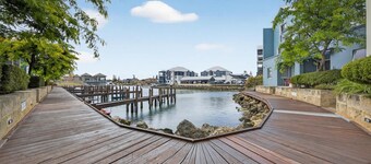Serene 2-Bed Apartment by the Canal