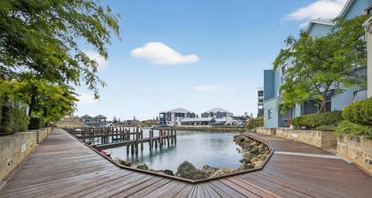 Serene 2-Bed Apartment by the Canal