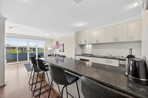 Fridge, microwave, oven, stovetop - Serene 2-Bed Apartment by the Canal (Halls Head)