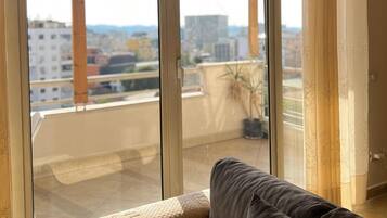 Smart-TV, bøker og stereoanlegg