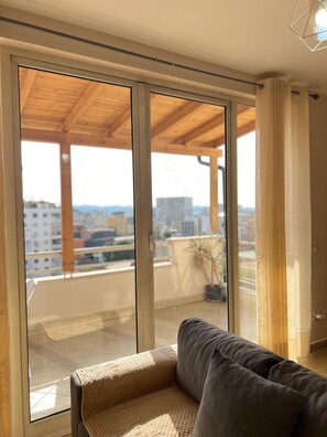 Smart-TV, bøker og stereoanlegg