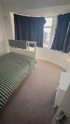 Bed sheets - Spacious 3-Bed Home w/ Garden & Driveway • Ideal for Families & Commuters (Potters Bar)