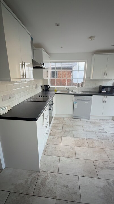 Spacious 3-Bed Home w/ Garden & Driveway • Ideal for Families & Commuters