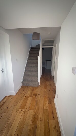 Interior - Spacious 3-Bed Home w/ Garden & Driveway • Ideal for Families & Commuters (Potters Bar)