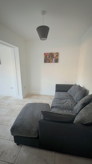 Smart TV - Spacious 3-Bed Home w/ Garden & Driveway • Ideal for Families & Commuters (Potters Bar)