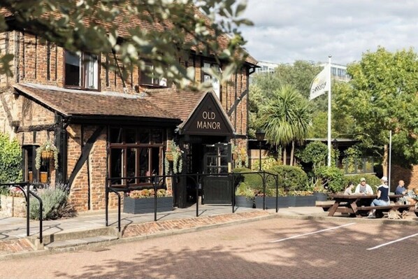 Exterior - Spacious 3-Bed Home w/ Garden & Driveway • Ideal for Families & Commuters (Potters Bar)