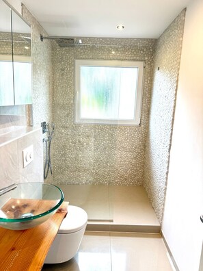 Haartrockner, Handtücher, Seife, Toilettenpapier