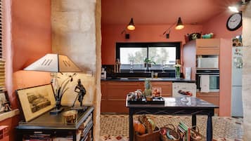 Een koelkast, een microgolfoven, een koffiezetapparaat/waterkoker