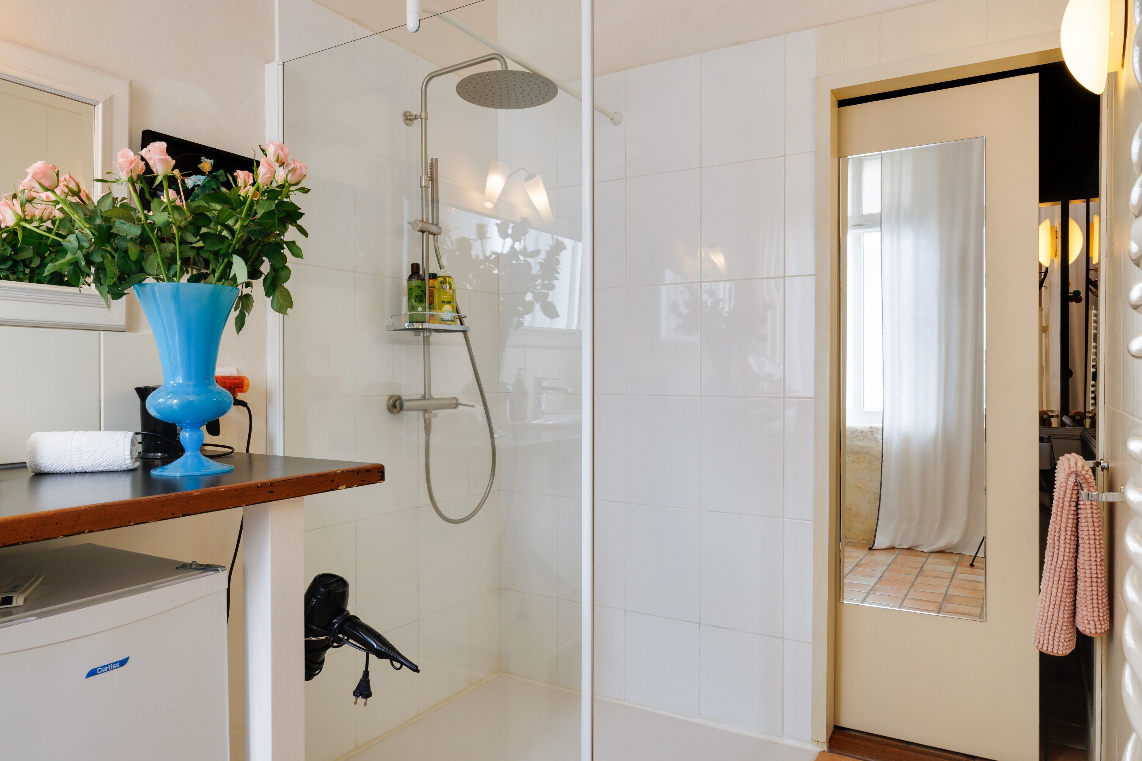 Douche, sèche-cheveux, serviettes fournies