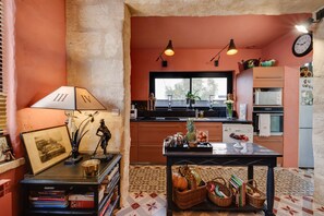 Geladeira, micro-ondas, cafeteira/chaleira, chaleira elétrica