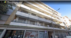 Exterior detail - A casa di Ugo - Pigneto - Your accommodation in Rome. 3 king-beds up to 8 guests (Roma)