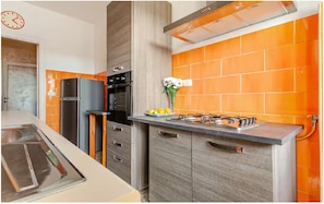 Microondas, horno, placa de cocina