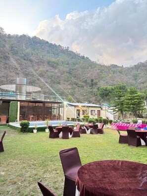 تناول الطعام بالخارج