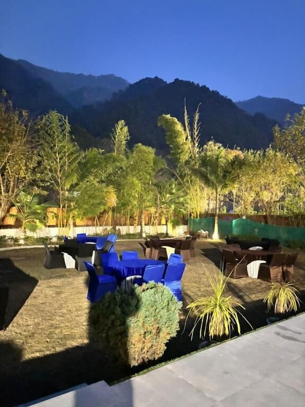 Outdoor dining - Ambika Resort (Rishikesh)
