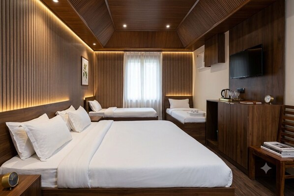 Une chambre d’hôtel avec un grand lit, deux petits lits, un lambris en bois, une télévision, une table de chevet avec une horloge et une bibliothèque.