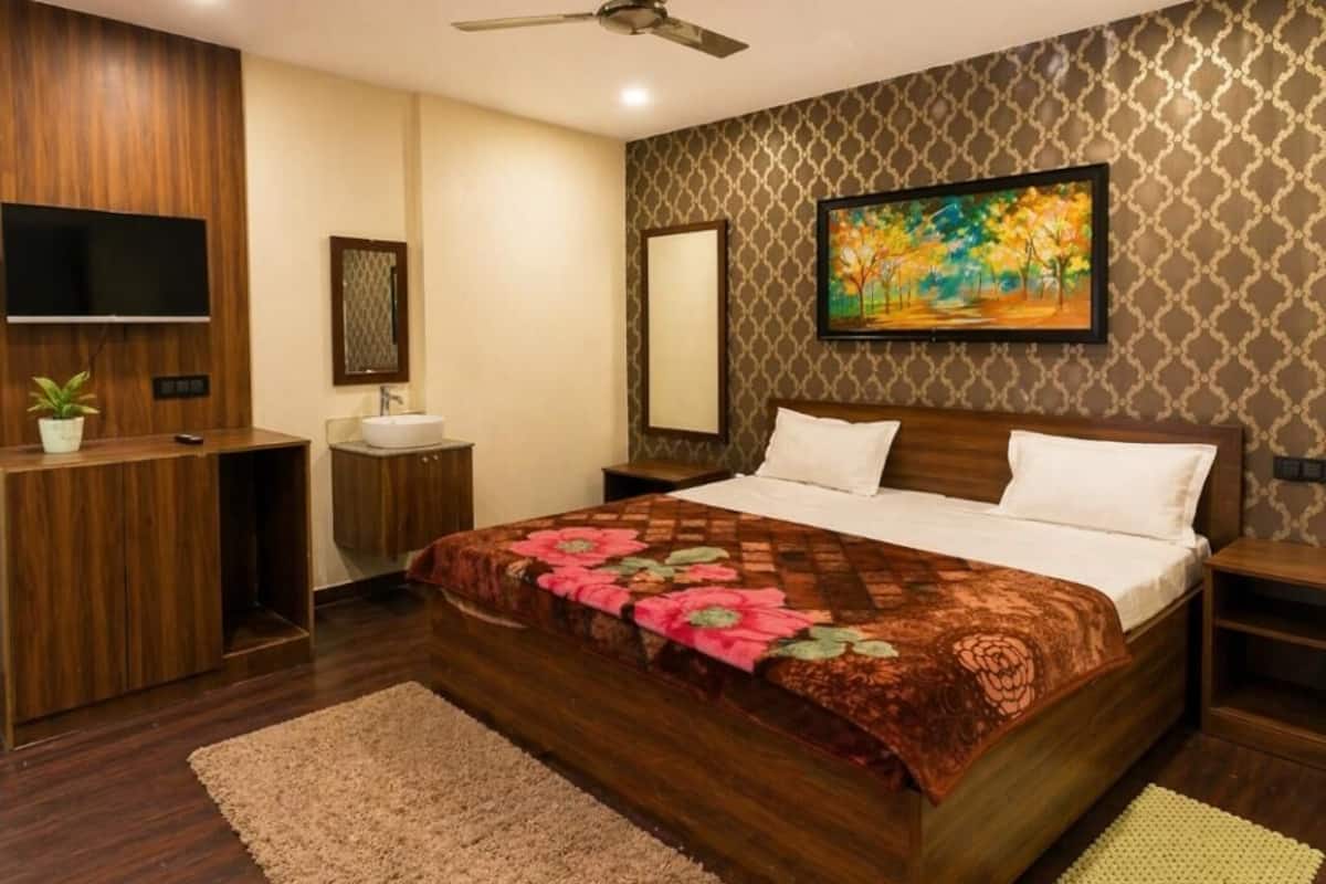 Double Room | Iron/ironing board, free WiFi