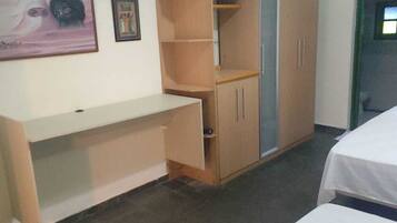 書桌、免費 Wi-Fi