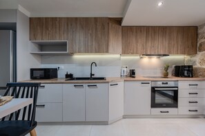 Microwave, coffee/tea maker, high chair, cookware/dishes/utensils - Stone Project 2 (Rethymno)