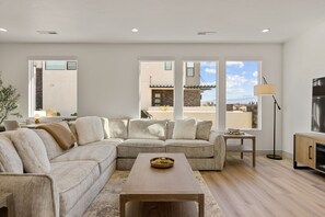 Casa adosada, 5 habitaciones | Zona de estar | Una Smart TV