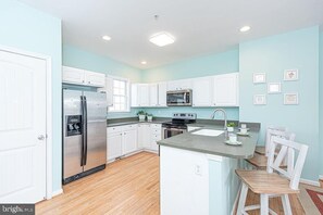 Fridge, microwave, stovetop, dishwasher - Bayview 4 bedroom - 2 car garage! Discounted June rates! (Ocean City)