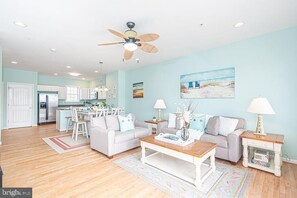Living area - Bayview 4 bedroom - 2 car garage! Discounted June rates! (Ocean City)