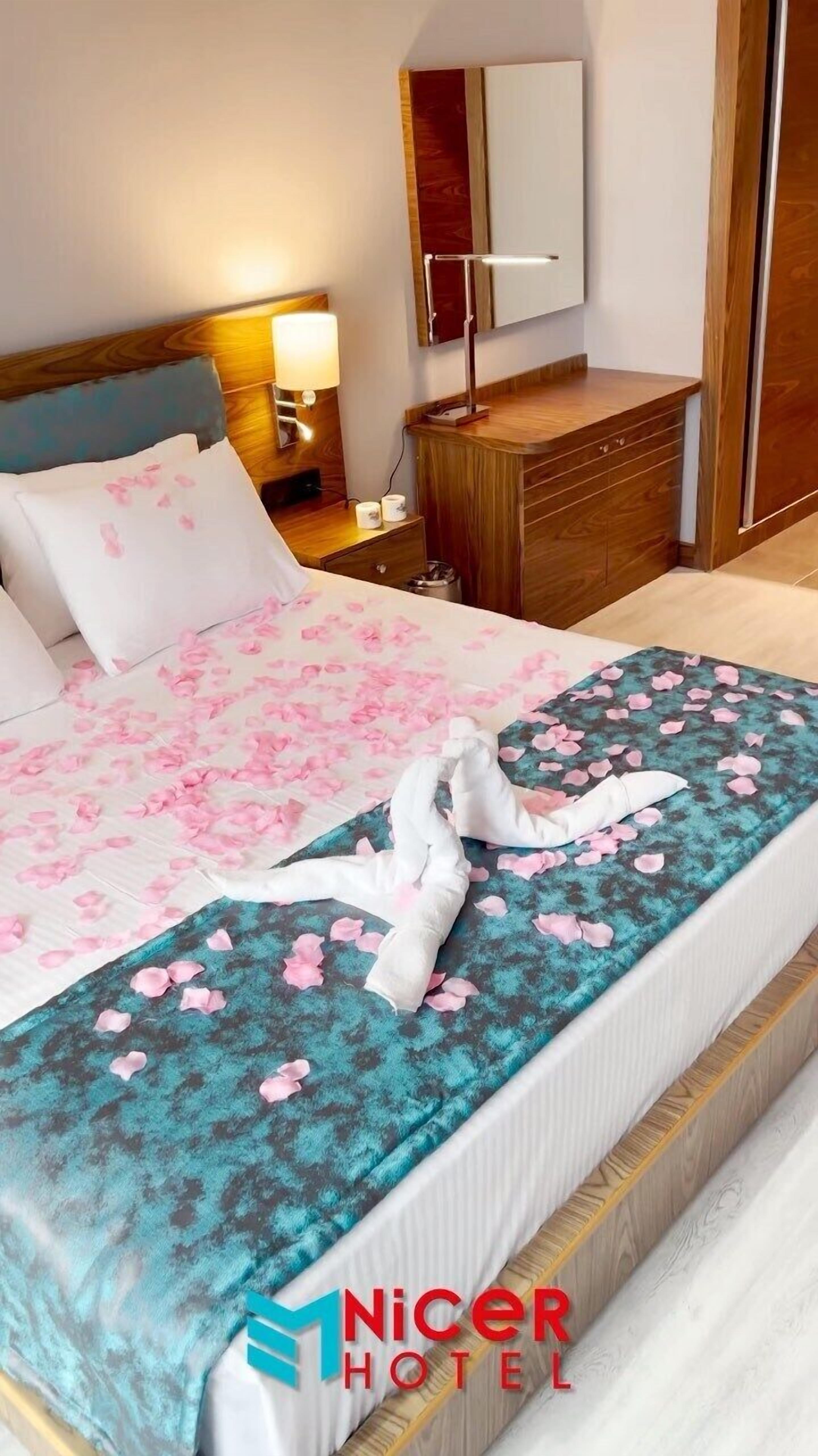 Premium suite, uitzicht op bergen | Een kluis op de kamer, een bureau, een laptopwerkplek